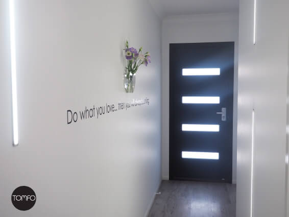 Light-a-narrow-hallway-Tomfo