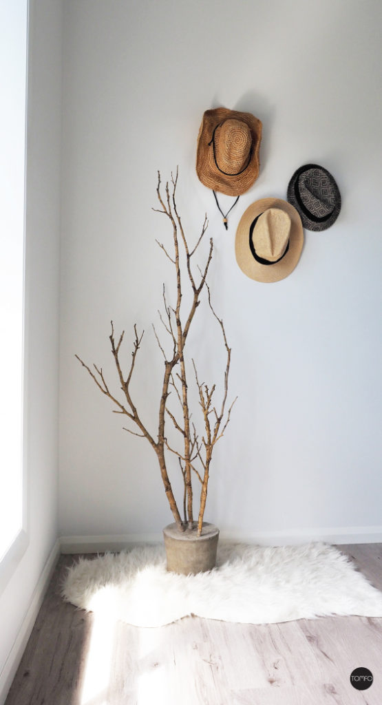 How to Make an Interesting Art Piece Using Tree Branches, eHow